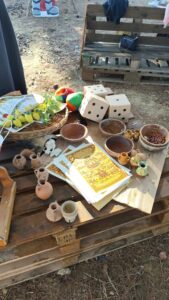 Tavolo con materiali, oggetti e giochi medievali utilizzati durante le attività didattiche